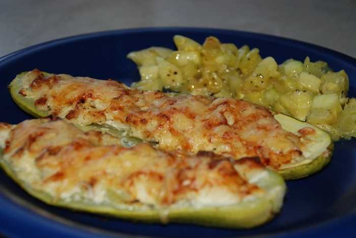 Лодочки из кабачков, фаршированные курицей: идеальный ПП-ужин!