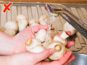 Как повышенная любовь к гигиене отражается на здоровье: какие продукты не нужно мыть перед приготовлением