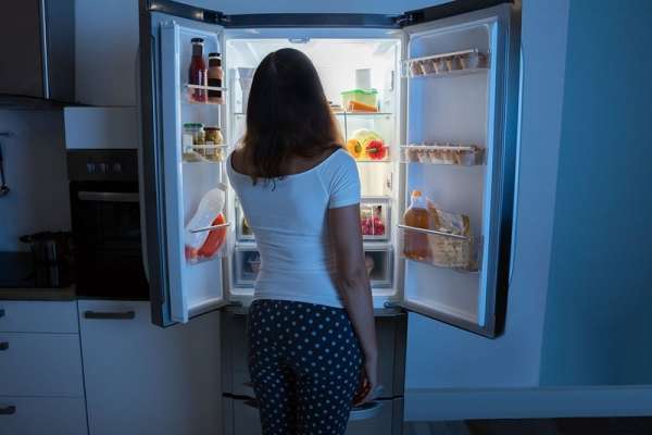 Можно ли есть на ночь и чем могут обернуться такие перекусы