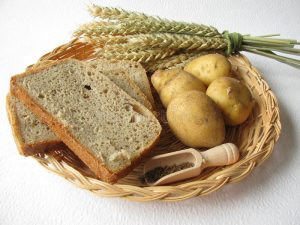 Продукты питания, которые несут вред организму: что хуже – хлеб или картошка