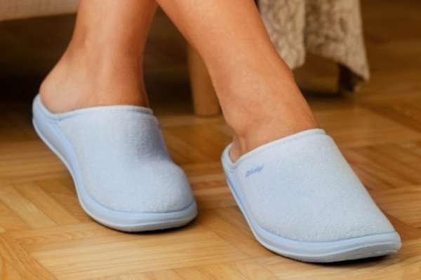 В чем вред комнатных тапочек, почему в них нельзя ходить по дому