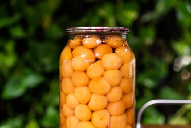 Компот из желтой алычи на зиму с косточками0