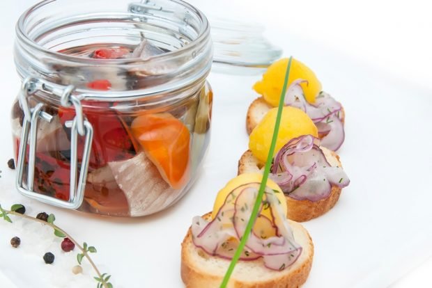 Консервированная скумбрия с овощами на зиму0