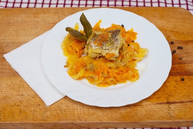 Консервированный минтай с овощами на зиму0